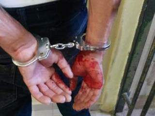 Sangue nas mãos: homem preso após matar mulher a facadas em Mato Grosso do Sul. 