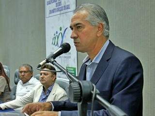 Governador Reinaldo Azambuja (PSDB) discursa durante evento nesta segunda-feira (dia 17). (Foto: Chico Ribeiro/Governo do Estado).
