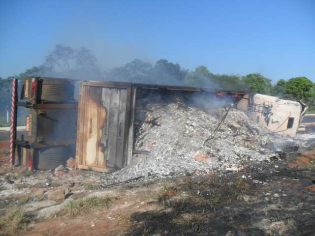 Carreta carregada com cigarros tomba e pega fogo na MS-156