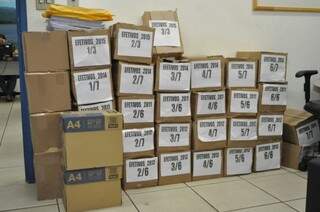 Prefeitura enviou caixas com documentos para a CPI. (Foto: Marcelo Calazans)