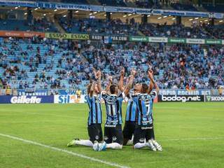 Jogadores do Grêmio comemorando a vitória desta noite. (Foto: GrêmioFC) 