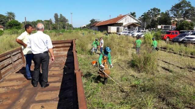 Prefeitura conta com ajuda de empresa para limpar &aacute;rea de trilhos