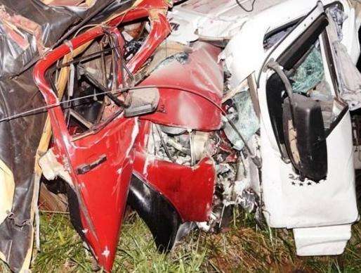 Colis&atilde;o entre dois caminh&otilde;es deixa dois mortos e um ferido na MS-395