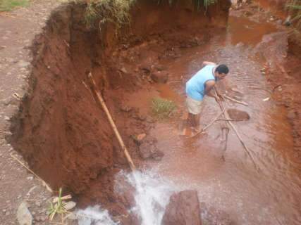  Morador do Parque dos Laranjais registra cratera deixada pela chuva