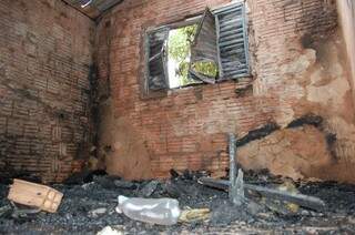 Residência ficou totalmente destruída pelas chamas. (Foto: Pedro Peralta)