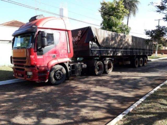 Contrabandista abandona carreta com 800 caixas de cigarros do Paraguai 