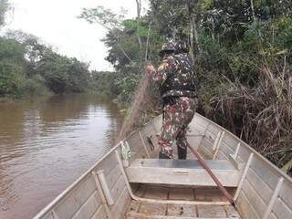 Equipe da PMA furante fiscalização em rios do Estado (Foto: Divulgação/PMA)