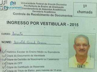 Ficha de matrícula de Geraldo Resende no curso de direito de universidade pública; de férias, ele foi representado por procuradora (Foto: Douranews)
