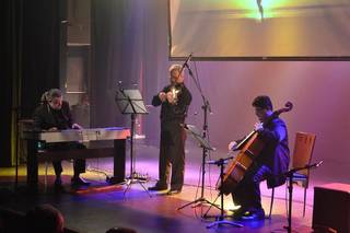Miguelito no piano, Petar Krastanov no violino e  Marcelo Gerônimo  no violoncelo em concerto de música erudita no Teatro Prosa (Foto: Acervo Pessoal)