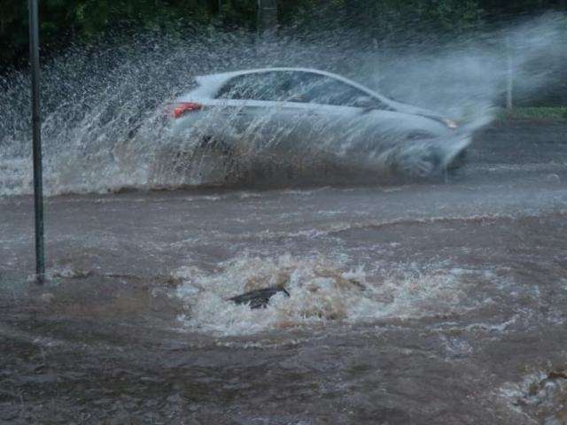 Chuva transforma rua em rio no Jardim S&atilde;o Louren&ccedil;o