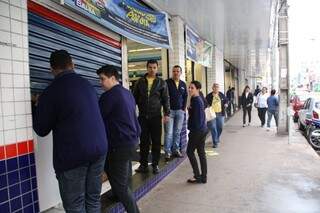Os lojistas voltaram a abrir o comércio após o jogo (Foto: Marcos Ermínio)