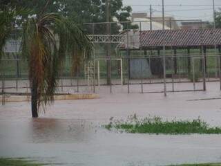 Quadra de esportes de Nova Alvorada do Sul tomada pela água (Foto: Rodrigo Rodrigues)