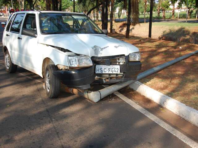  Motorista cochila ao volante e derruba poste na Fernando Correa da Costa