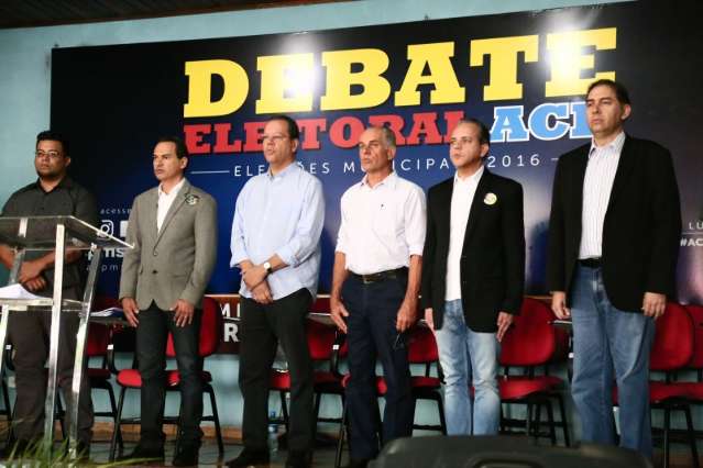 Primeiro debate teve vaias, cr&iacute;ticas dos candidatos e promessa para educa&ccedil;&atilde;o