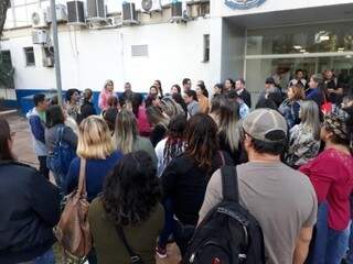 Grupo de pais e professores reunidos em frente à Prefeitura de Campo Grande na terça-feira (Foto: Clayton Neves/Arquivo)