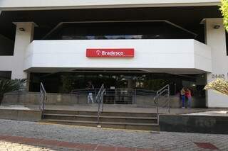 Localizada na avenida Afonso Pena, prédio que funcionava HSBC já está com sinalização do Bradesco. (Foto: Fernando Antunes)