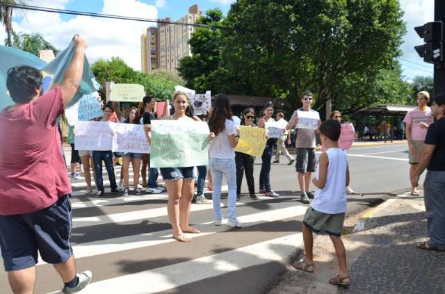 Protesto pede sa&iacute;da de novo presidente da Comiss&atilde;o de Direitos Humanos