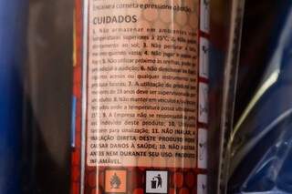 No rótulo do frasco da buzina, a empresa importadora destaca os cuidados no uso do produto (Foto: Fernando Antunes)