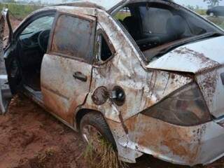 O carro ficou parcialmente destruído. (Foto: Wilson Amaral/MS Cidades)
