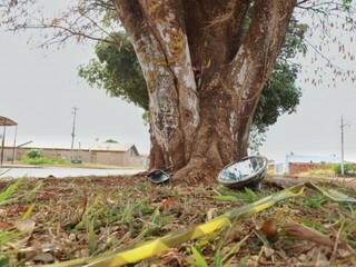 Motociclista morreu após bater em árvore no canteiro. (Foto: Henrique Kawaminami)