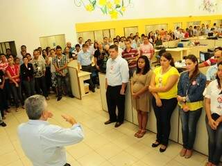 Bernal se reúne com funcionaríos de supermercado que participam da campanha contra a dengue (Foto: Rodrigo Pazinato)