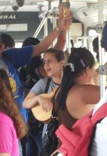 Ana Paula no ônibus lotado.