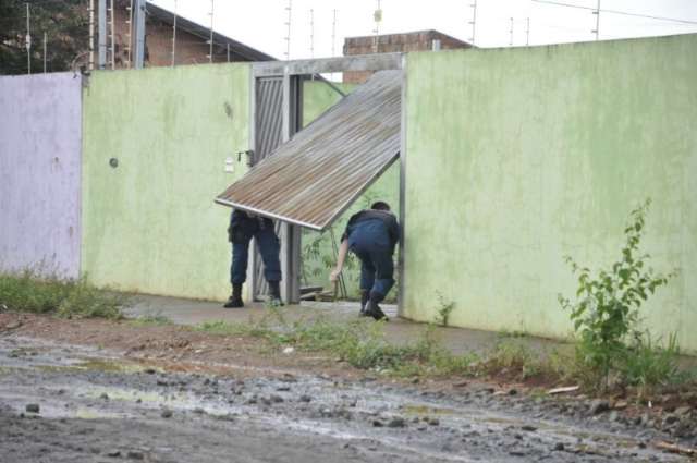 Bairros e mata s&atilde;o &quot;vasculhados&quot; em busca por ladr&otilde;es que assassinaram PM