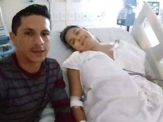 Anderson ao lado de Ana Karolyna no hospital   (Foto: reprodução/Facebook) 