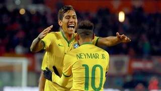 Roberto Firmino comemora com Neymar o golaço ue deu a vitória ao Brasil diante do Chile (Foto: CBF)