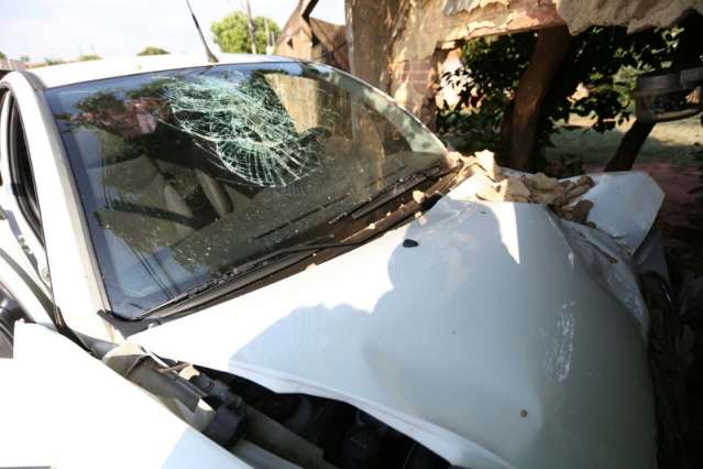 Adolescente fica ferido ap&oacute;s perder controle e carro bater em muro
