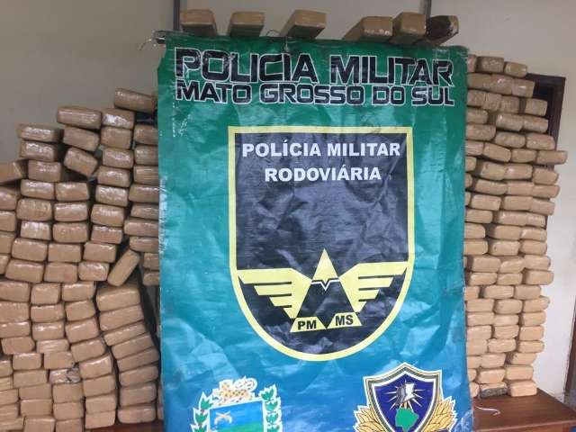 Traficante de 19 anos &eacute; preso com Uno carregado com 400 kg de maconha 