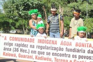 Indígenas levaram para rua pedido de regularização fundiária (Foto: Marcos Ermínio)