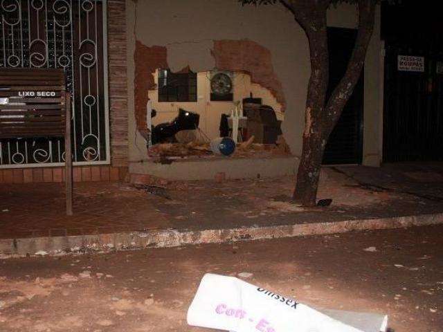 Motorista de camionete perde controle de dire&ccedil;&atilde;o e derruba muro de sal&atilde;o