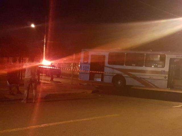 Homem morre atropelado por &ocirc;nibus depois de sair da Casa da Mulher