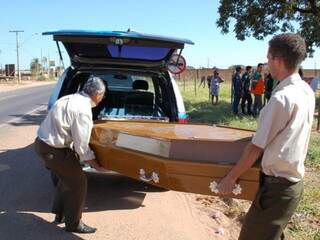 Funcionários de funerária retirarm corpo de homem  encontrado morto na BR-262 em Três Lagoas. (Foto: Rádio Caçula)