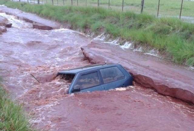 Chuva destr&oacute;i bueiros instalados h&aacute; oito meses em assentamento