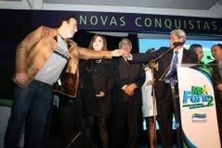  Felipe Orro cumprimentando o governador André Puccinelli ontem à noite (Foto: João Prestes)