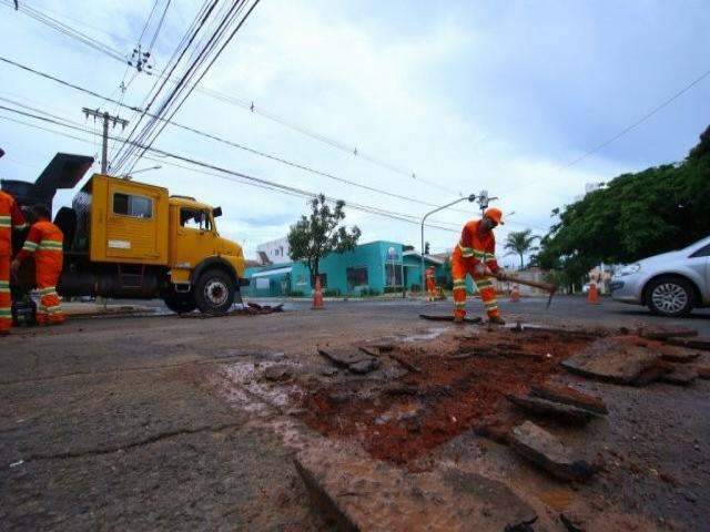 Equipes do tapa-buraco trabalham em 32 bairros nesta ter&ccedil;a-feira