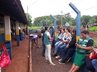 Profissionais de saúde estão do lado de fora de posto de saúde na aldeia Bororó (Foto: Direto das Ruas)
