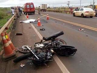 Colis&atilde;o frontal entre moto e carreta deixa um morto na BR-163