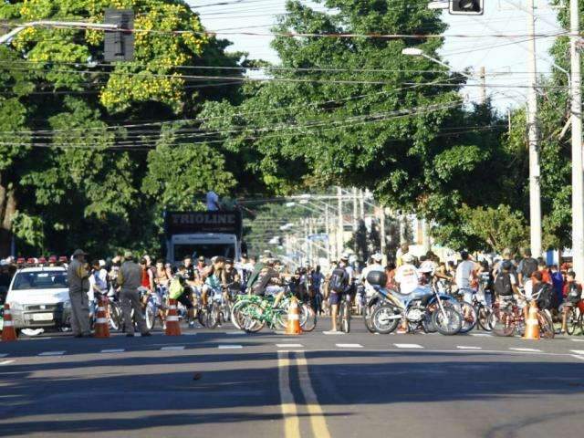 Passeio cicl&iacute;stico do trabalhador re&uacute;ne ao menos 200 pessoas