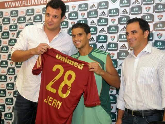  Jean &eacute; apresentado no Fluminense e diz que prioridade &eacute; jogar como volante