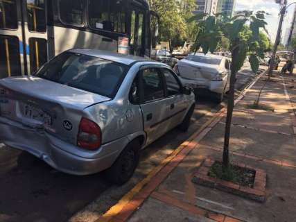 Engavetamento de 3 veículos provoca congestionamento na Afonso Pena