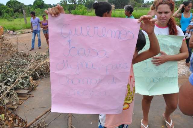 Em protesto por casa pr&oacute;pria, moradores fecham rua na Capital
