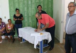 Leleco assina convênio com o Hospital Darci João Bigaton. (Foto: Prefeitura/divulgação) 