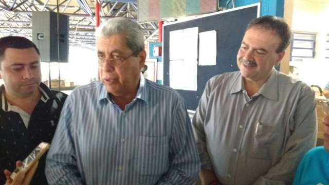 Andr&eacute; faz campanha entre camel&ocirc;s e admite candidatura sem alian&ccedil;a