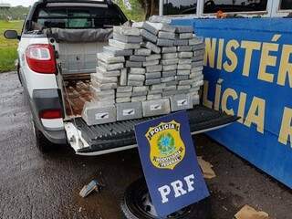 Droga foi avaliada em R$ 3 milhões e tinha destino a cidade de Umuarama (Foto: Divulgação/PRF)