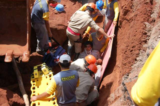  Barranco cede e oper&aacute;rio &eacute; soterrado na cratera do bairro Nova Lima