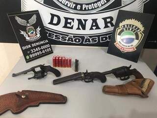 Além do mandado de prisão, policiais da Denar apreenderam armas e munições (Foto/Divulgação:PC)