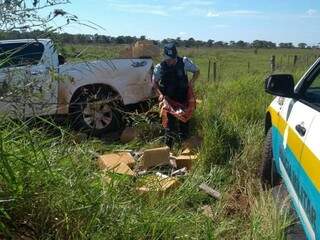 Fardos de maconha ficaram espalhados após motorista do tráfico capotar Hilux roubada (Foto: Divulgação)